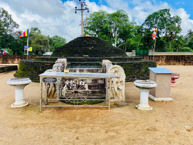 Padalanchana Stupa | පාද ලාංඡන ස්තූපය