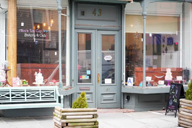 Alice's Tea Cup To Go