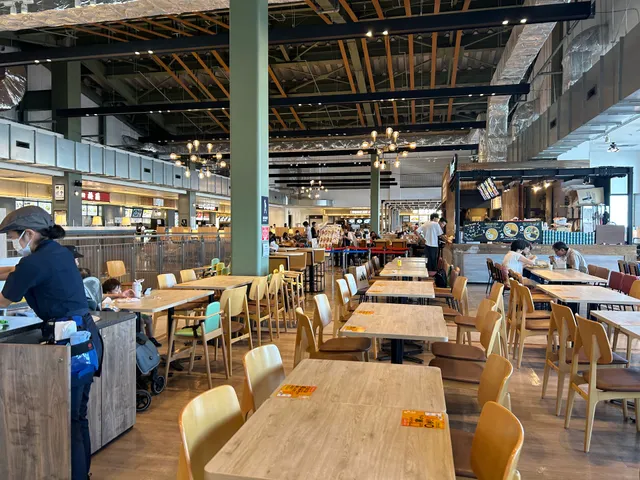 三井アウトレットパーク 横浜ベイサイド フードコート