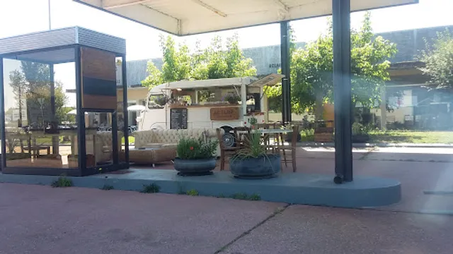 LE TUBE Station Café