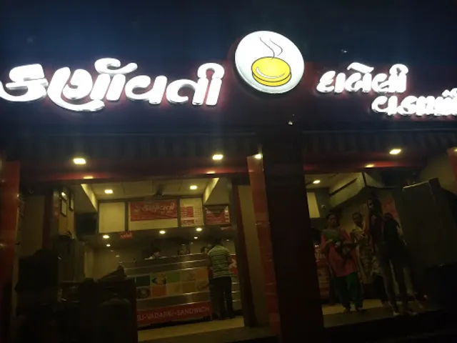 Karnavati dabeli and vadapav