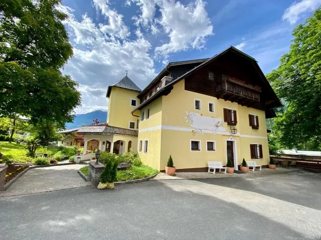 LandHotel KastanienHof - Hotel Rooms & Apartments