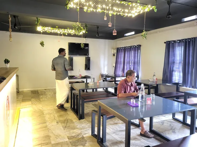 MOM'S KITCHEN FOOD COURT & TAKE AWAY