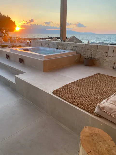 Esperanto seafront suites