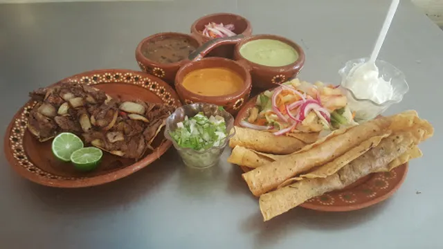 El Buen Trato Pizza Gordas Y Gordas Chicas