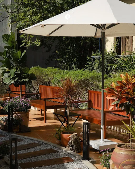 Local Bread Bakery & Cafe - Tiệm bánh & Cafe Nguyễn Trãi