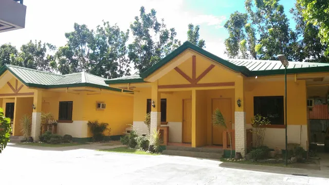 RedDoorz @ Farm Side Hotel Laoag City