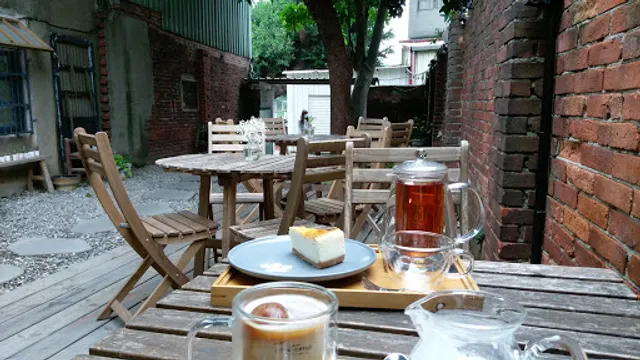 我們。 他們 咖啡廳（老街溪河濱步道上，汽車勿入｜毛孩友善）