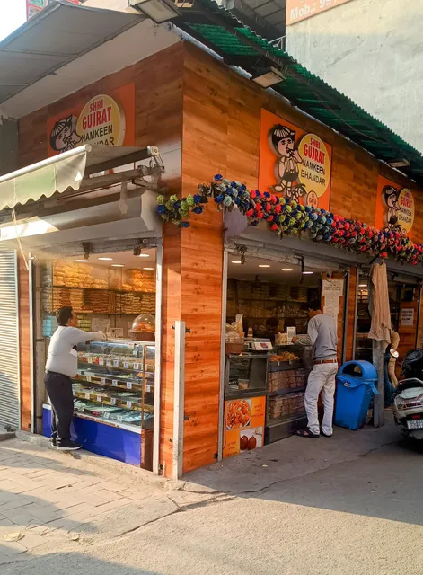 Shri Gujrat Namkeen Bhandar