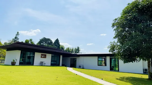 Specious Private Villa Modern Style near beach