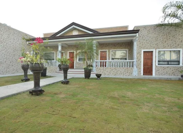 Inn and Suites @ Roz and Angeliques