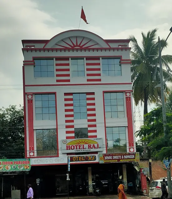 SPOT ON 61619 Hotel Raj