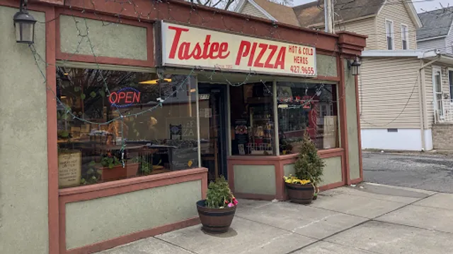 Tastee Pizza
