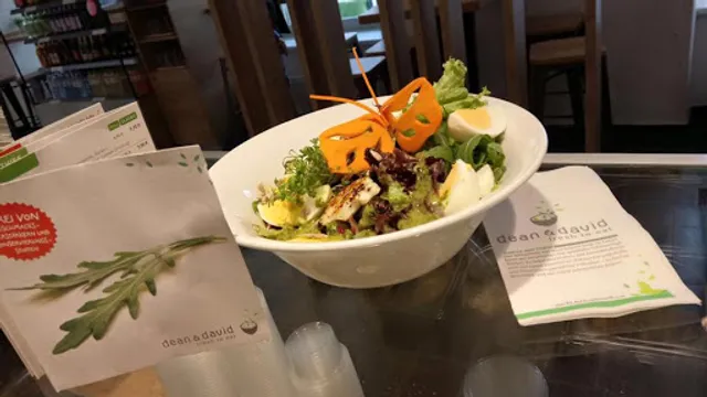 dean&david | Bowls, Salate, Curries & Snacks im MURPARK Graz