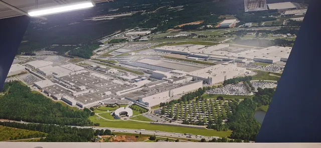 BMW H52 West Entrance. Principal puertas