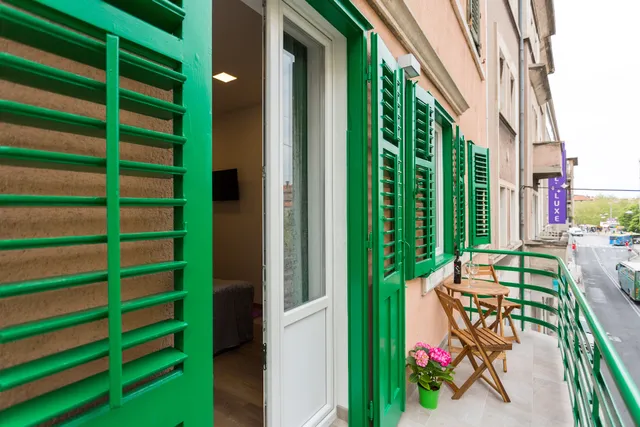 Central pearl by Nono Ban