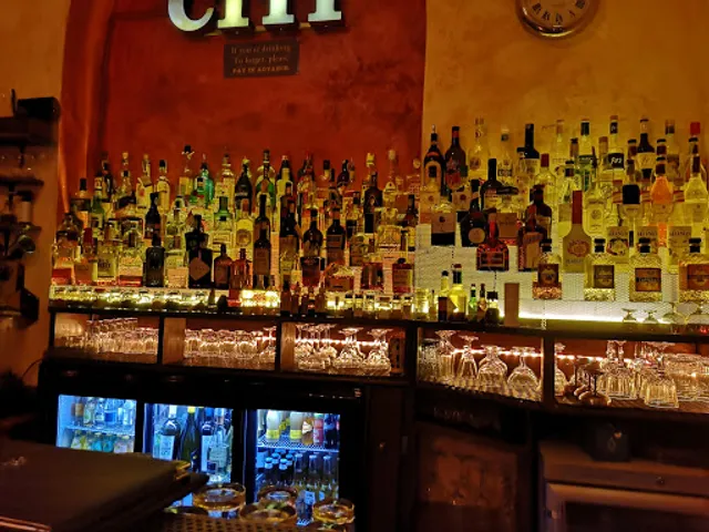 FUK - Cocktail bar, music & more