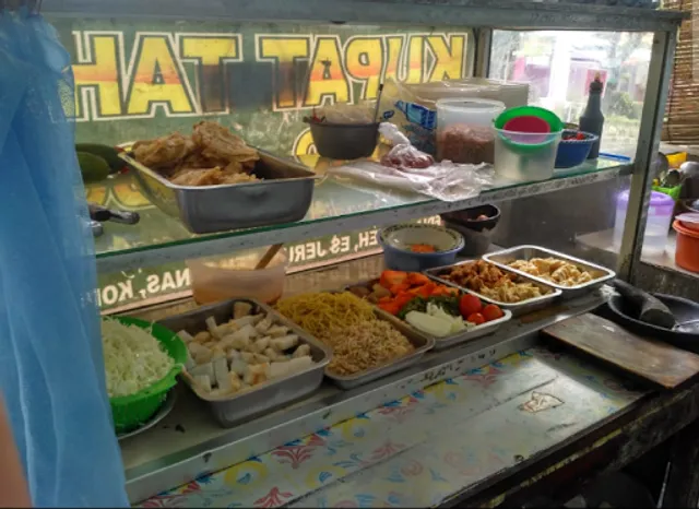 Kupat Tahu dan gado gado special bumbu kacang mbak atik.