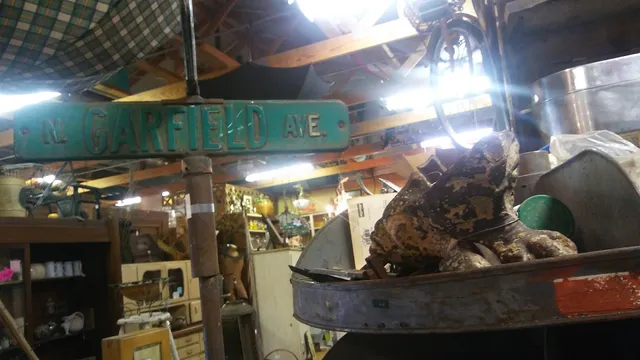 ComeOnIn Antiques & Renee Lee's Boutique