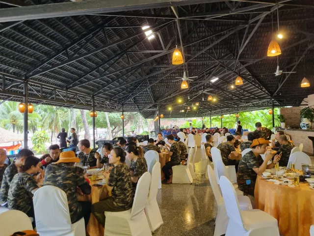 vn restaurant near beach