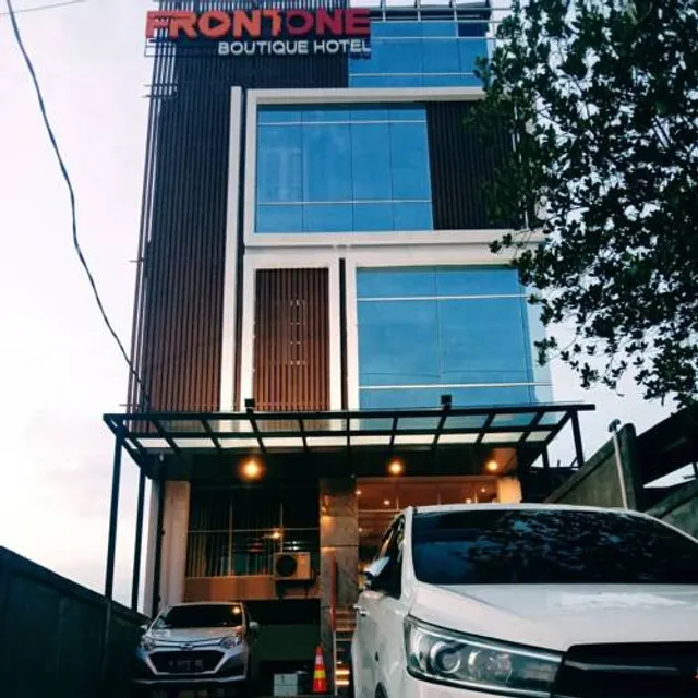 Front One Boutique Tugu Muda