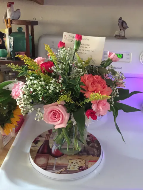 Grants Pass Florist & Gifts (Judys Blooms)