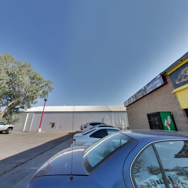 Mando's Stereo Discounted Elct