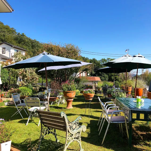 花にかこまれて Garden Cafe 南の麦