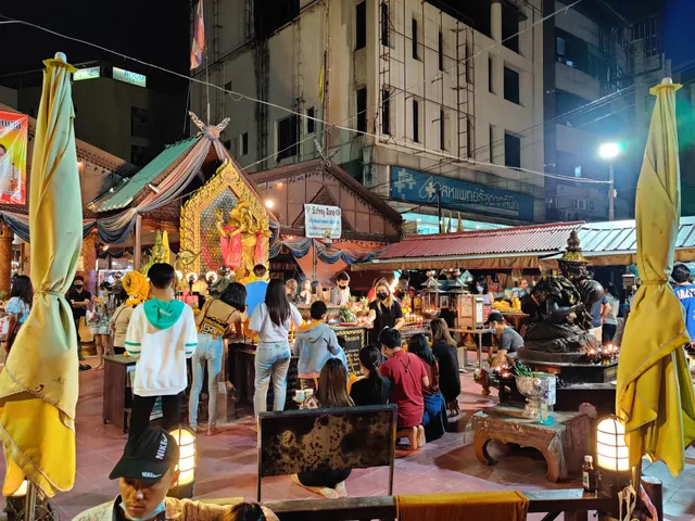 Hwai Khwang night market