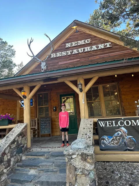 Brandin Iron Restaurant, Ponderosa Bar