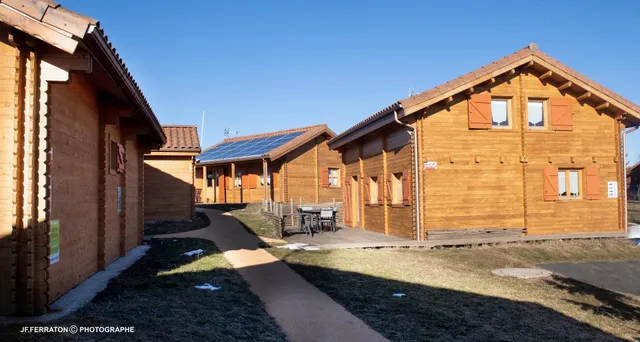 Gîtes Bon Air: location gîte de groupes écologique bioclimatique avec piscine chauffée jacuzzi PMR