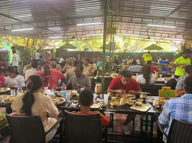 Shrimant Misal Aani Barech Kahi, Abhimaanshri