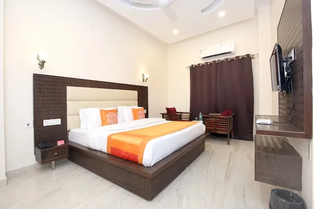 OYO Hotel Golden Brooks