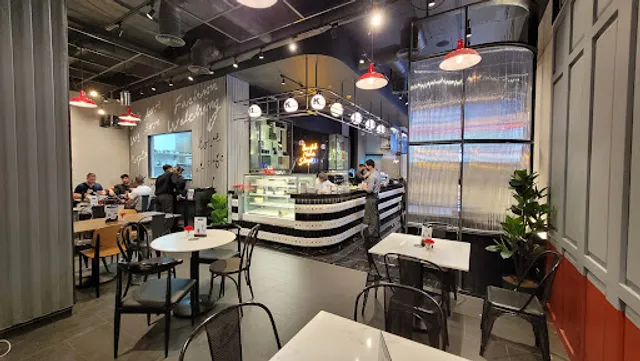 Greyhound Café SM Aura