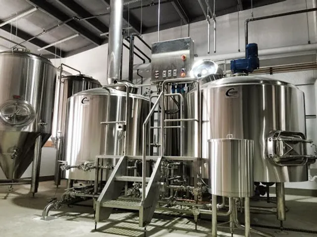 Noon Whistle Lombard Brewpub & Pizzeria