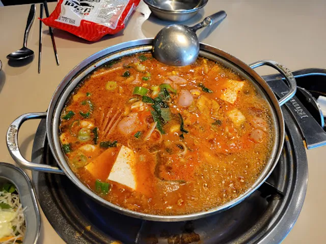베이스캠프 부대찌개(킨텍스 제2전시장 1층)