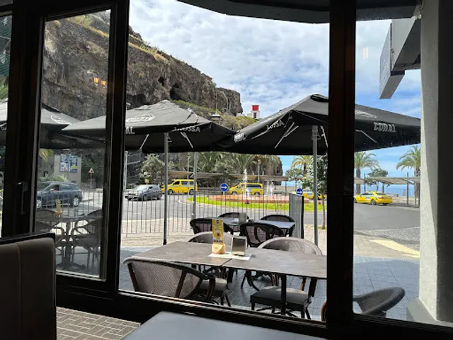 AVENIDA GastroPub & Grill