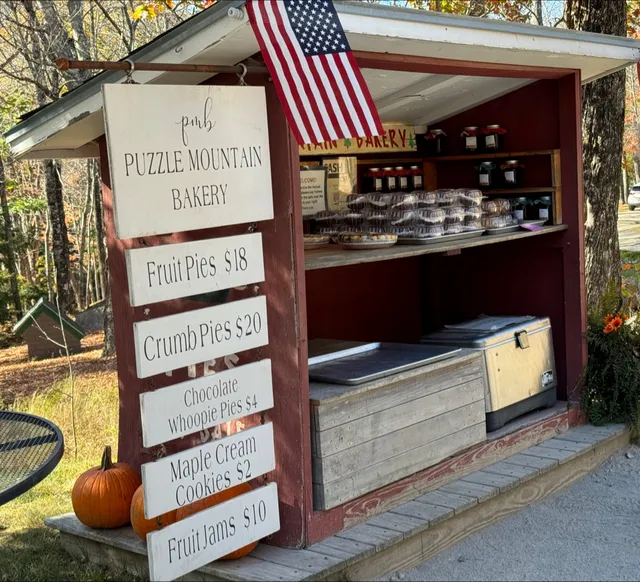 Puzzle Mountain Bakery Pie Stand
