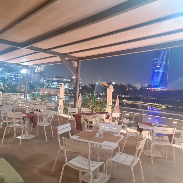 IL Lago Casual & Lounge