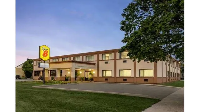 Super 8 by Wyndham Sarnia ON