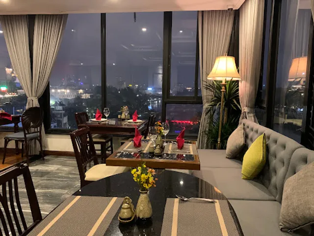 UPPER CLOUD RESTAURANT LAKE VIEW