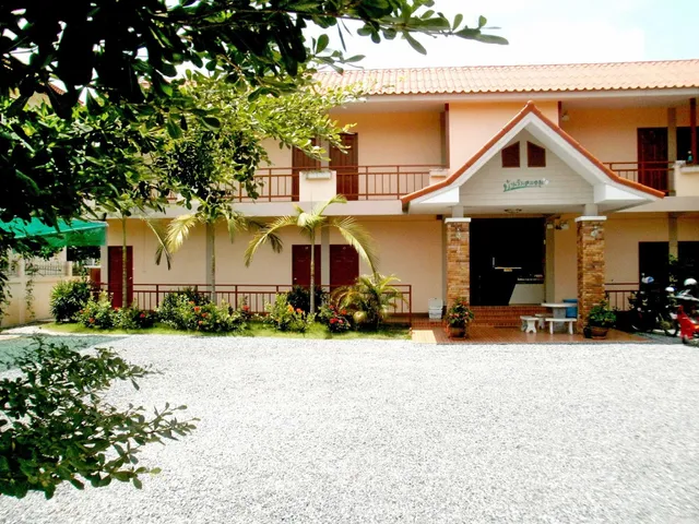 Baan Rim Klong Guesthouse