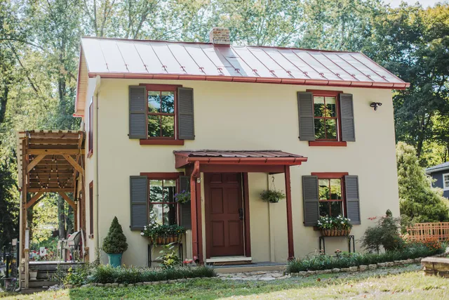 The Creekside Cottage