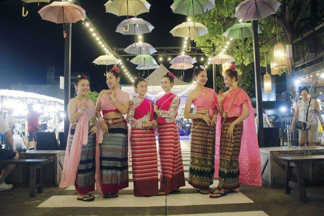 PHAPLOEN MARKET : พาเพลิน มาร์เก็ต