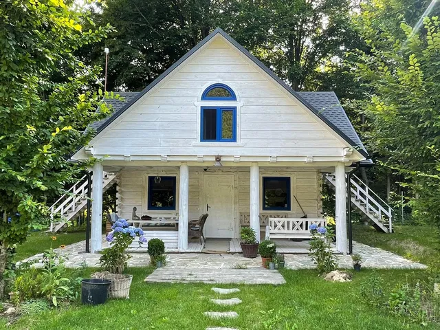 Biała chatka w lesie na Roztoczu