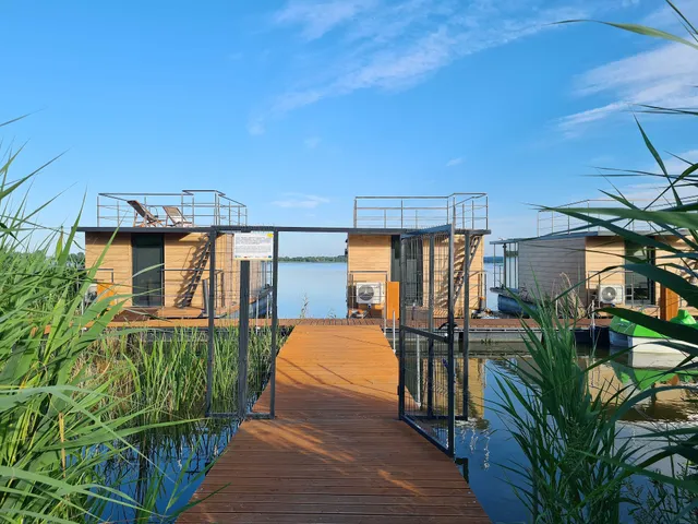 SunRise HouseBoats - domki na wodzie w Łazach
