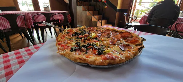 Pizza Vesuvio • Cayalá