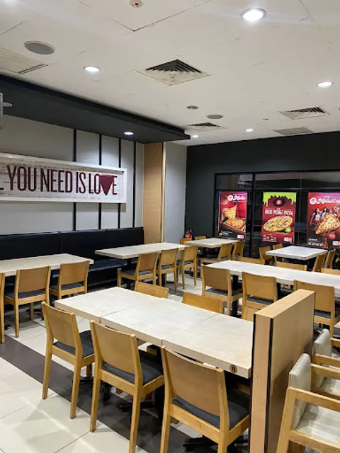 Pizza Hut Restaurant R2 Avenue