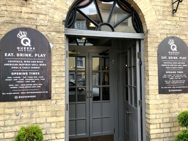 Queens Bar & Grill
