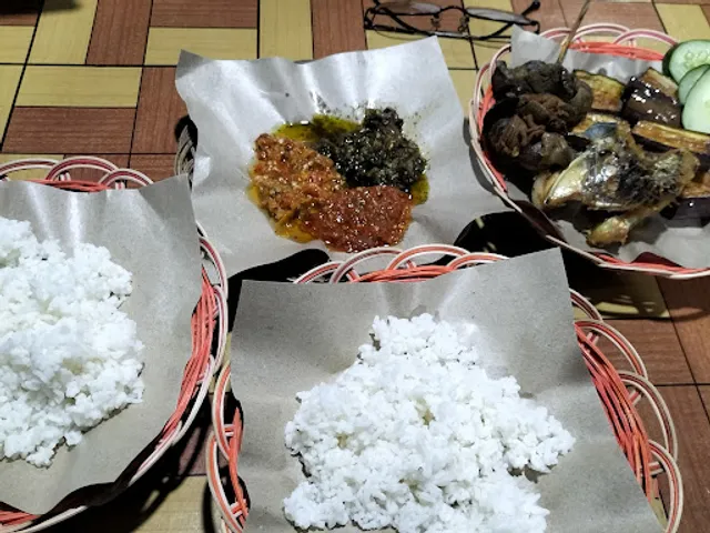 Bebek Dan Ayam Kampung Goreng Mas Joko